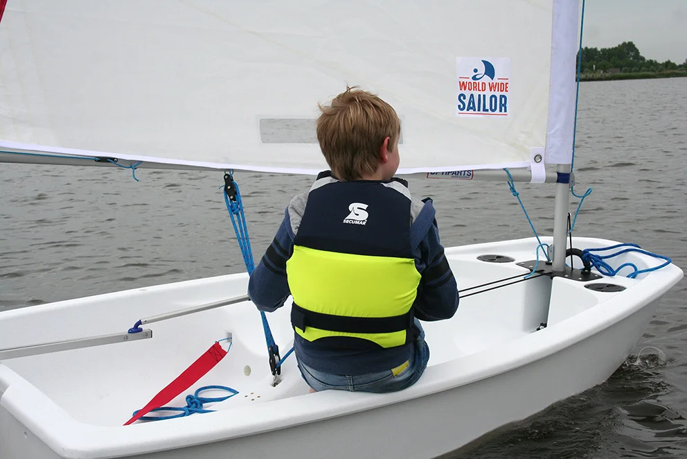 Casco WorldWideSailor de escuela; fotografía autorizada del fabricante.