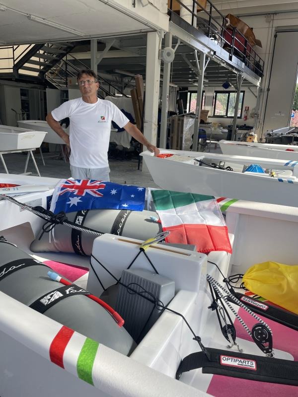 Equipo Faccenda preparando material nautico
