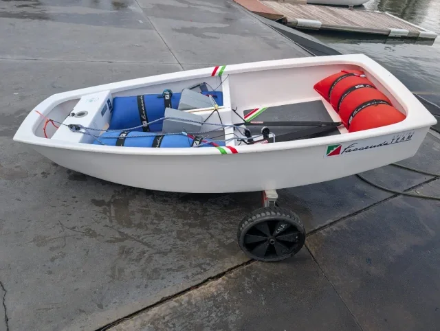Optimist con flotadores azul y rojo