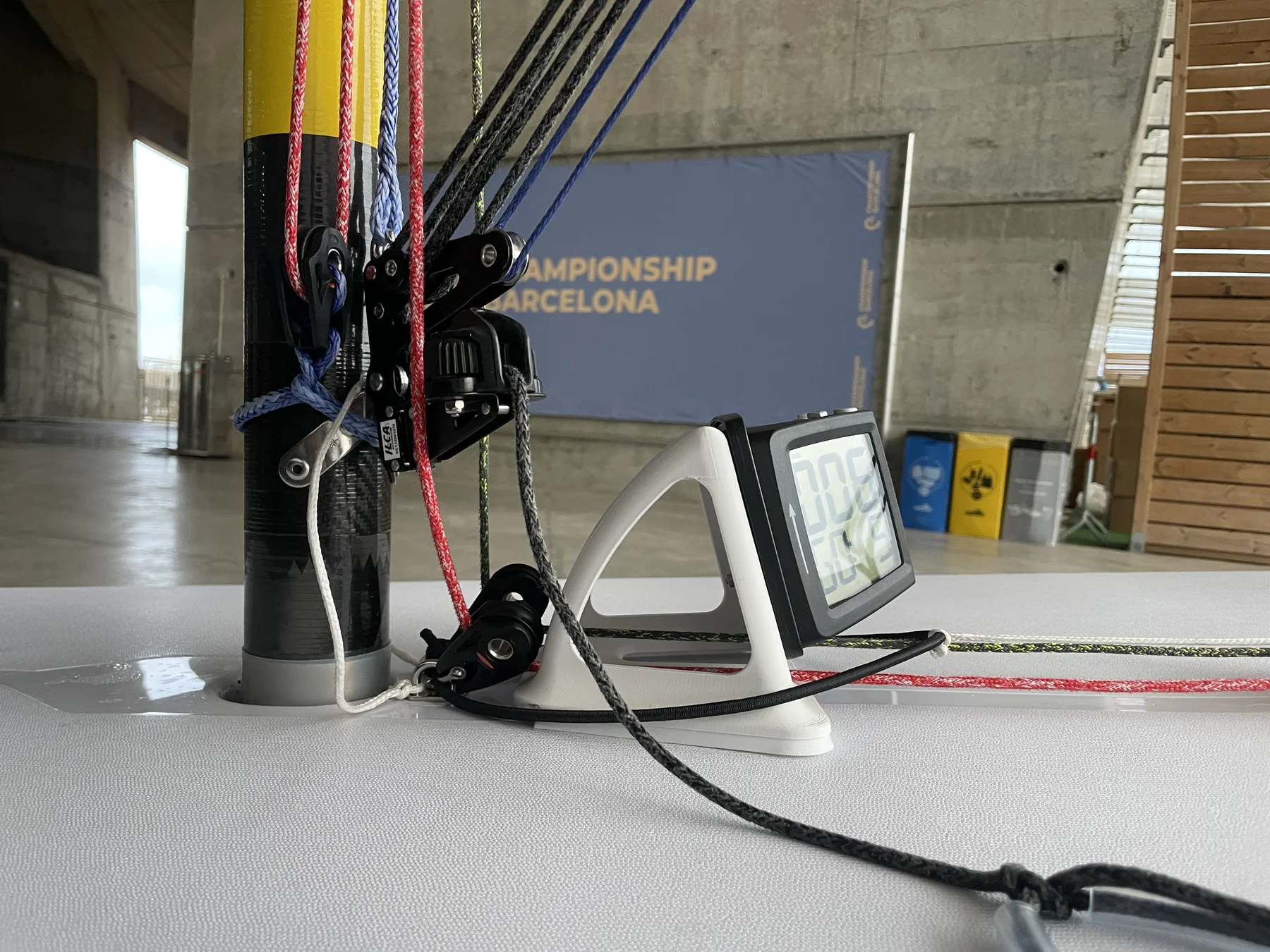VDP COMPCRONO ST blanco instalado detrás del mástil con Sailteck SK01