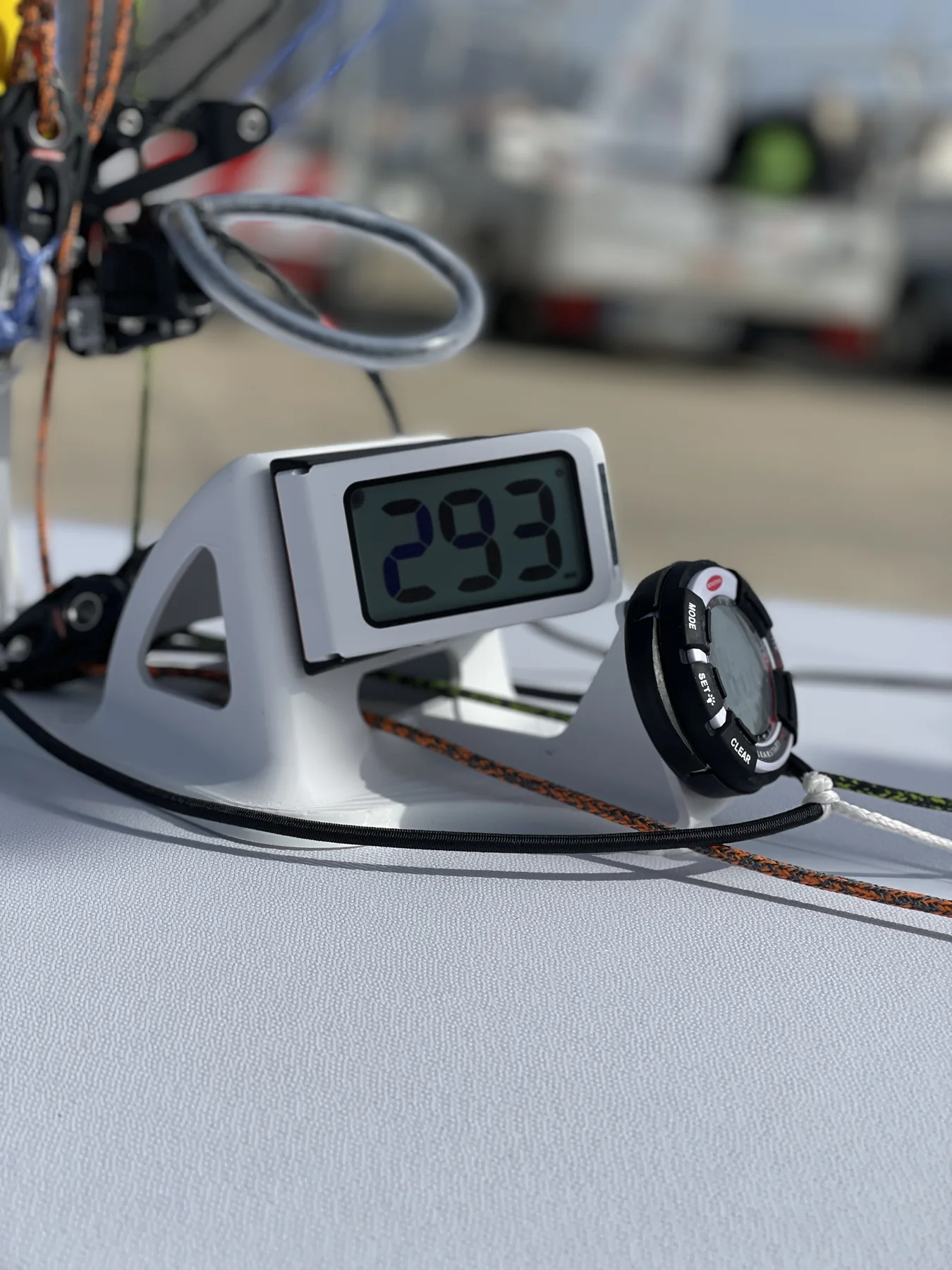 Soporte VDP COMPCRONO universal blanco instalado en un ILCA con compás y cronómetro